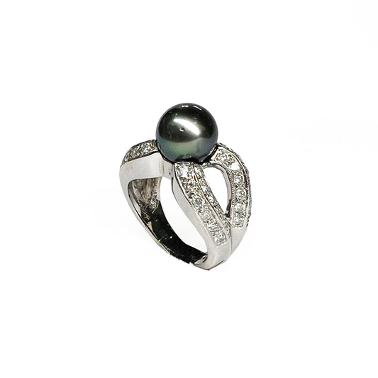 14kw Black Pearl and Diamonds Ring