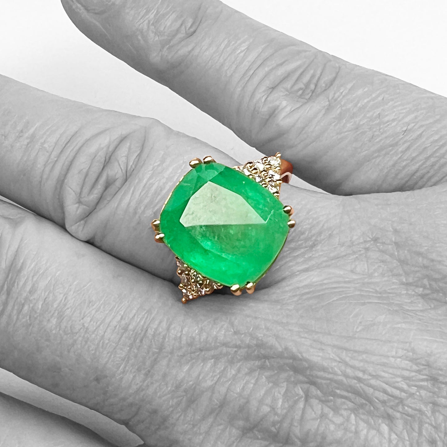 18ky Emerald and Diamonds Ring