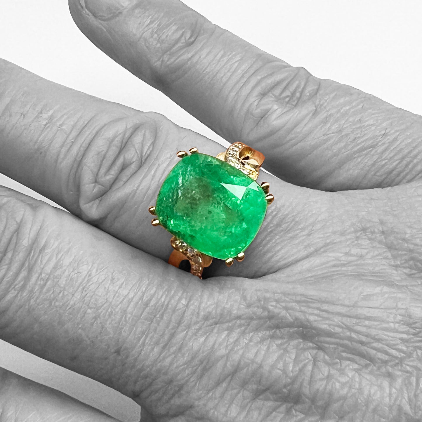 18ky Emerald and Diamonds Ring