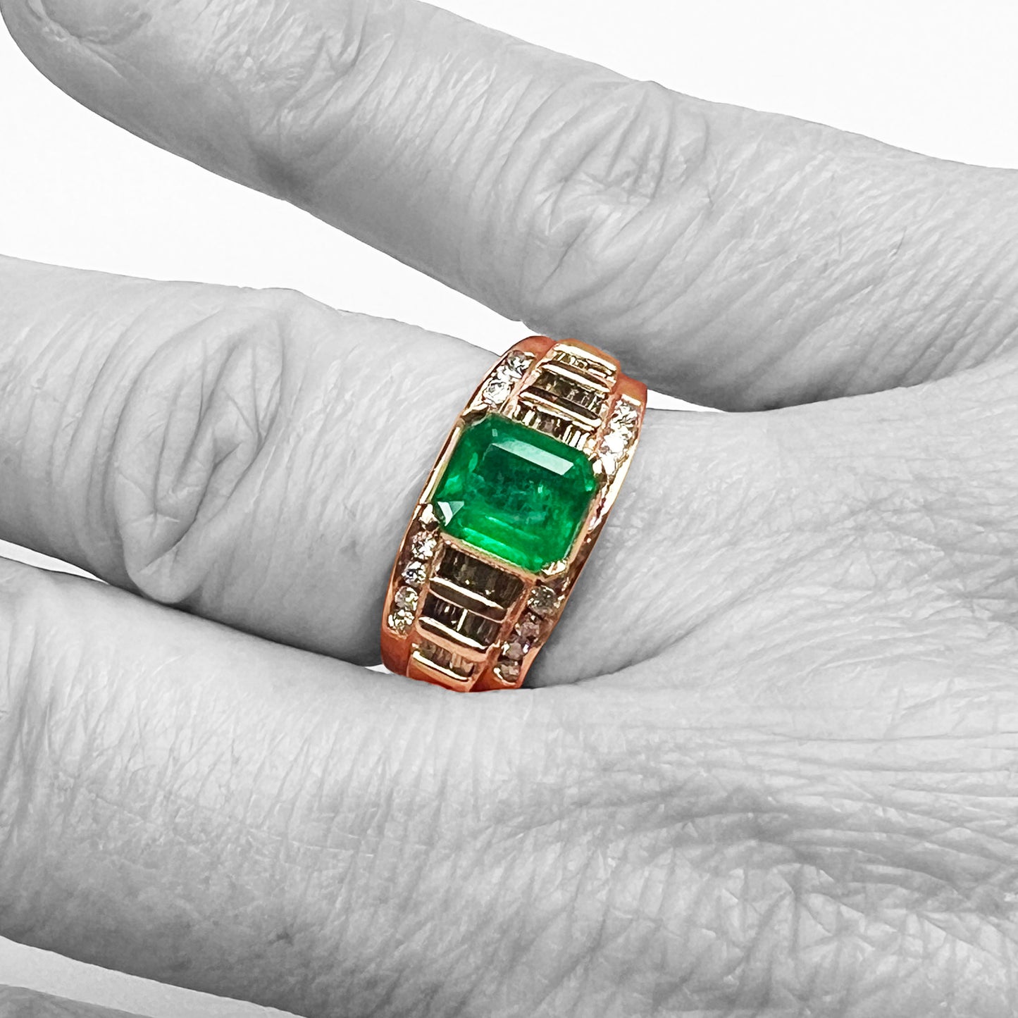 10kr Emerald and Diamonds Ring